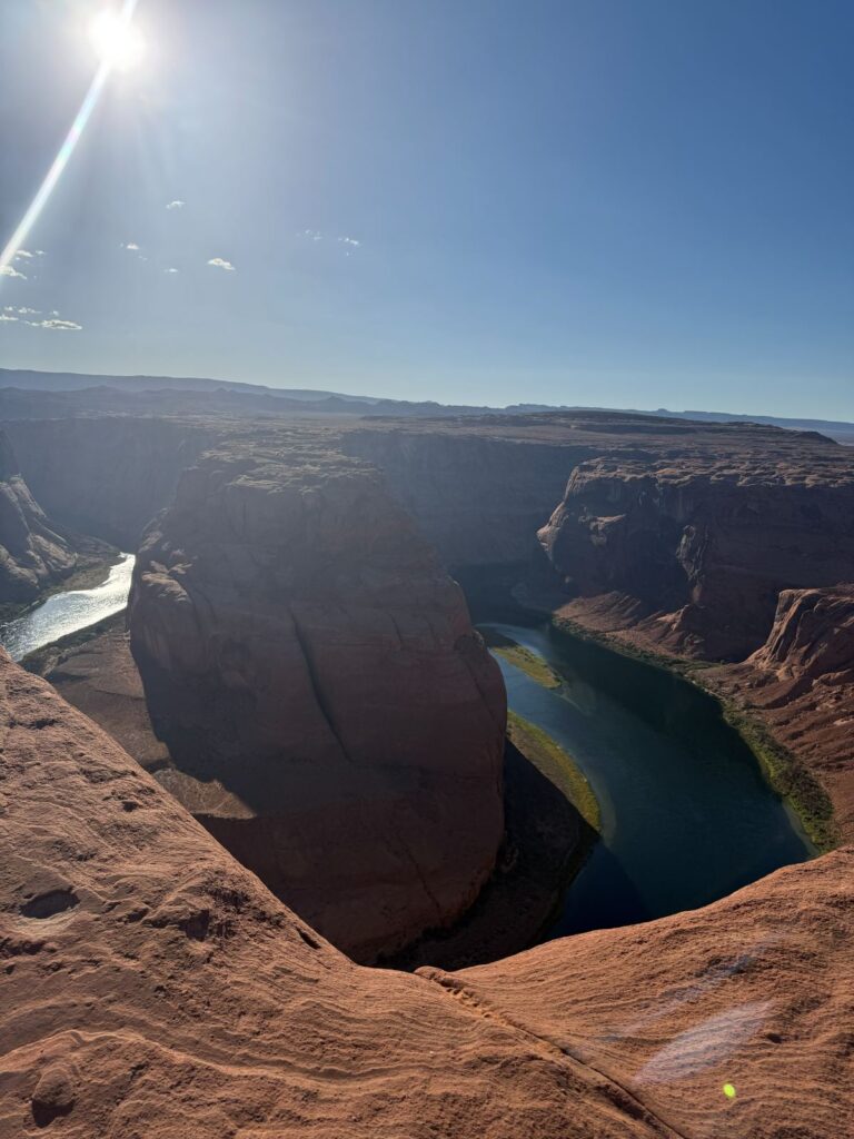 Horseshoe Bend fotografata in controluce con il sole alto