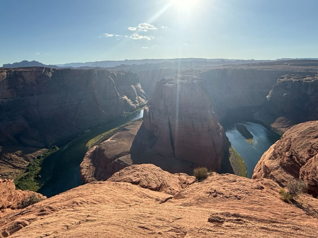 Il bordo roccioso senza parapetto del belvedere di Horseshoe Bend