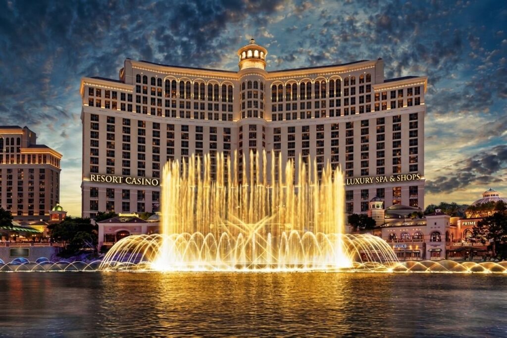 Il Bellagio Las Vegas con le fontane illuminate davanti alla facciata