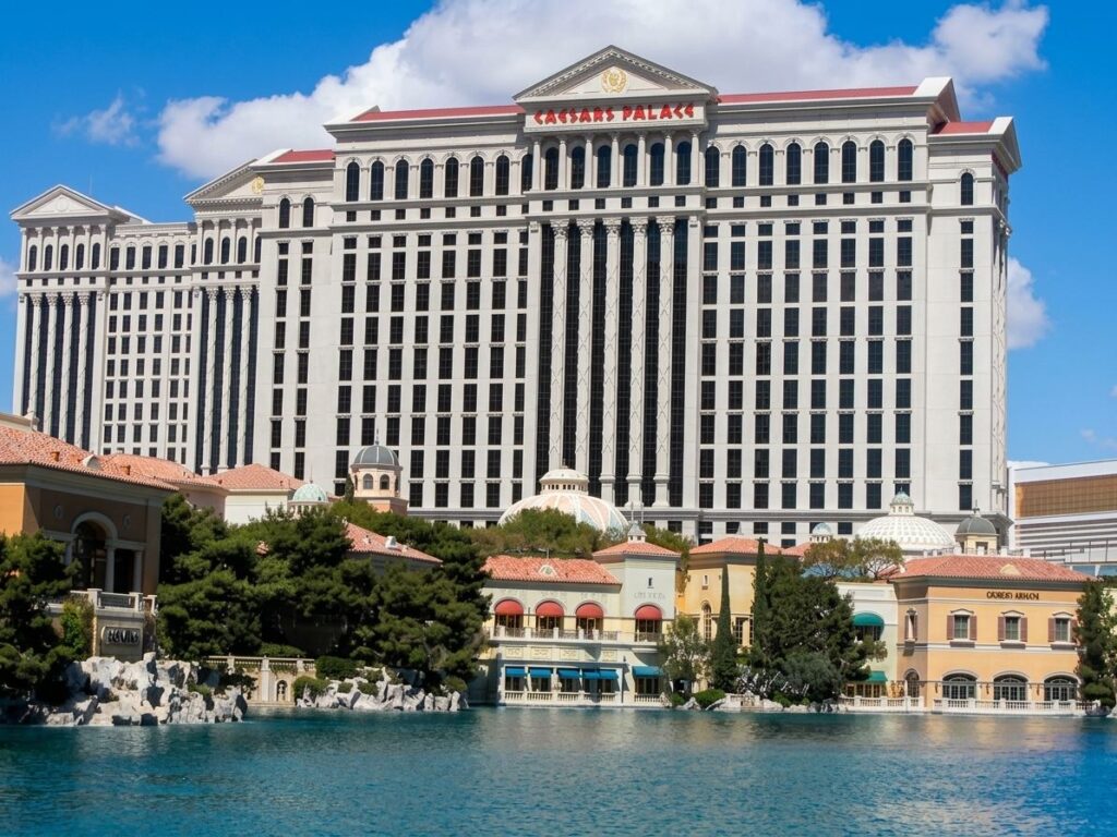 La facciata e le colonne del Caesars Palace a Las Vegas