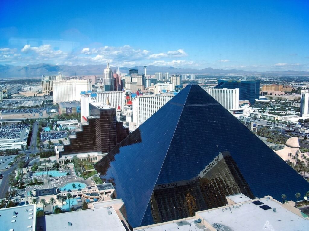 La piramide nera del Luxor Hotel a Las Vegas