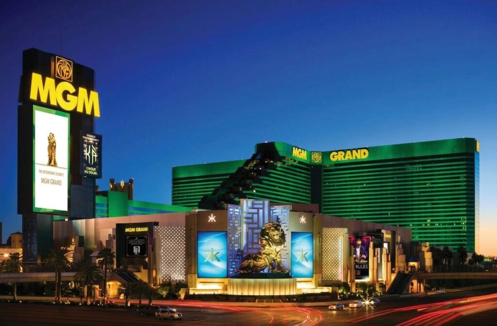 La facciata verde del MGM Grand a Las Vegas