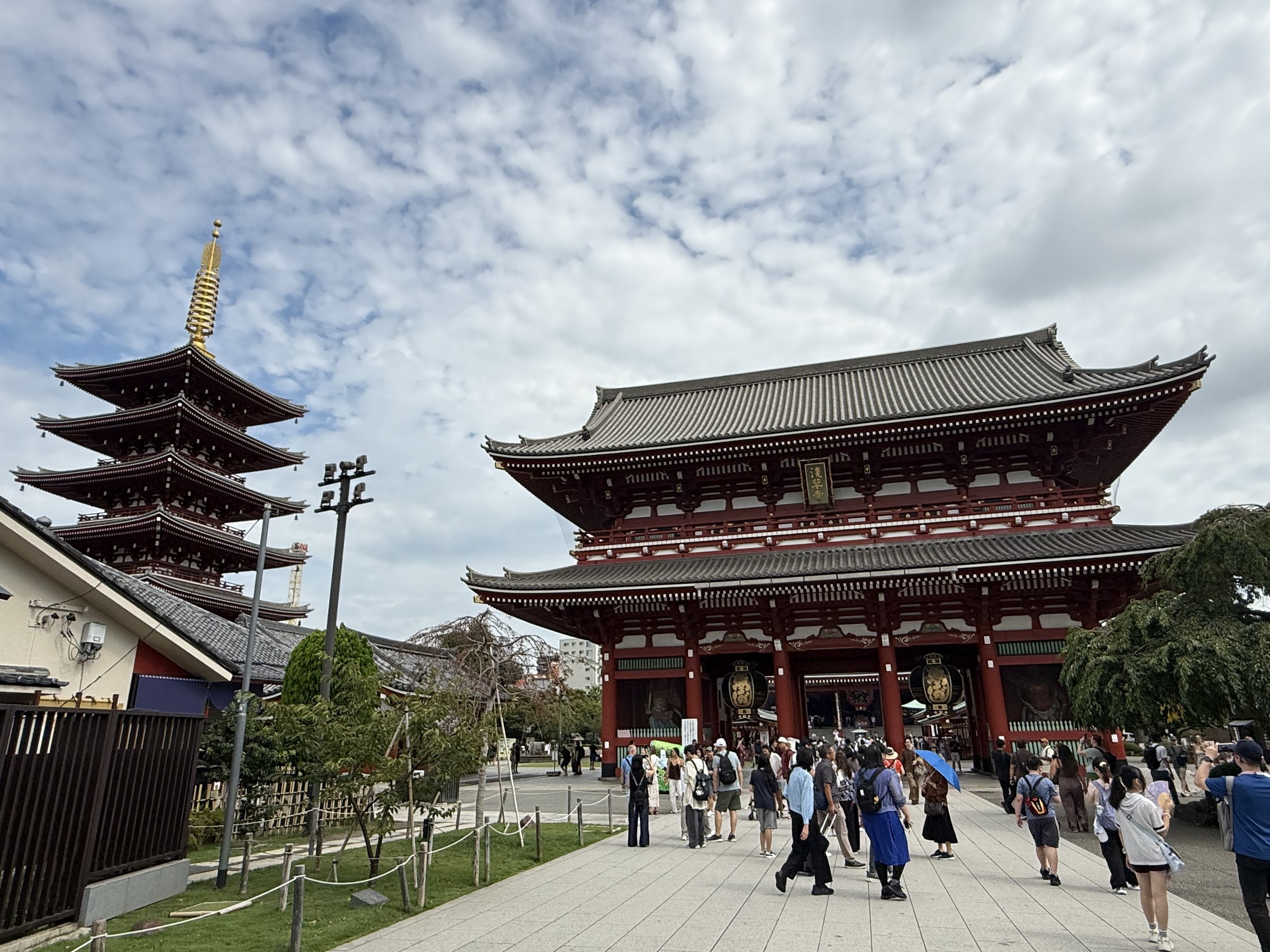 Il portale Hozomon e la pagoda a cinque piani del Sensoji ad Asakusa