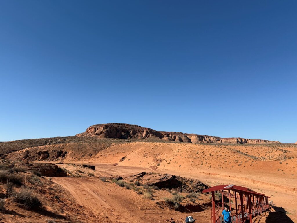 Il piazzale desertico con i mezzi dei tour all ingresso di Antelope Canyon
