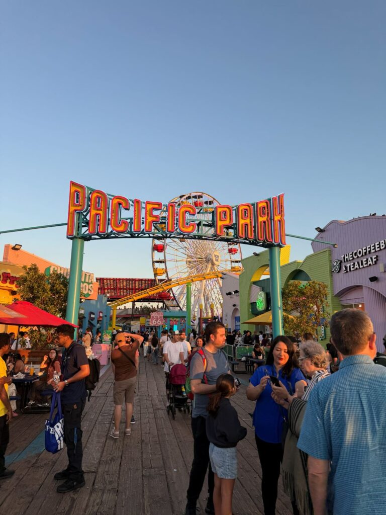 L arco d ingresso colorato del Pacific Park sul molo di Santa Monica