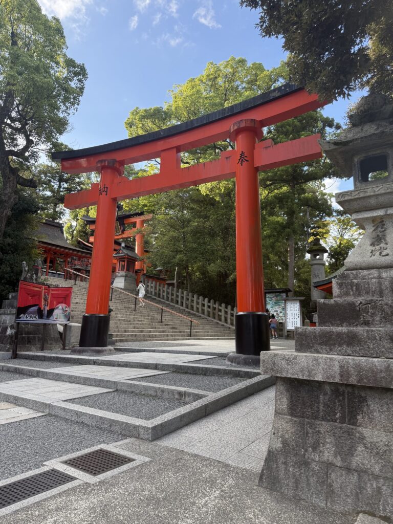 Grande torii e scalinata rossa all'ingresso del Fushimi Inari Taisha