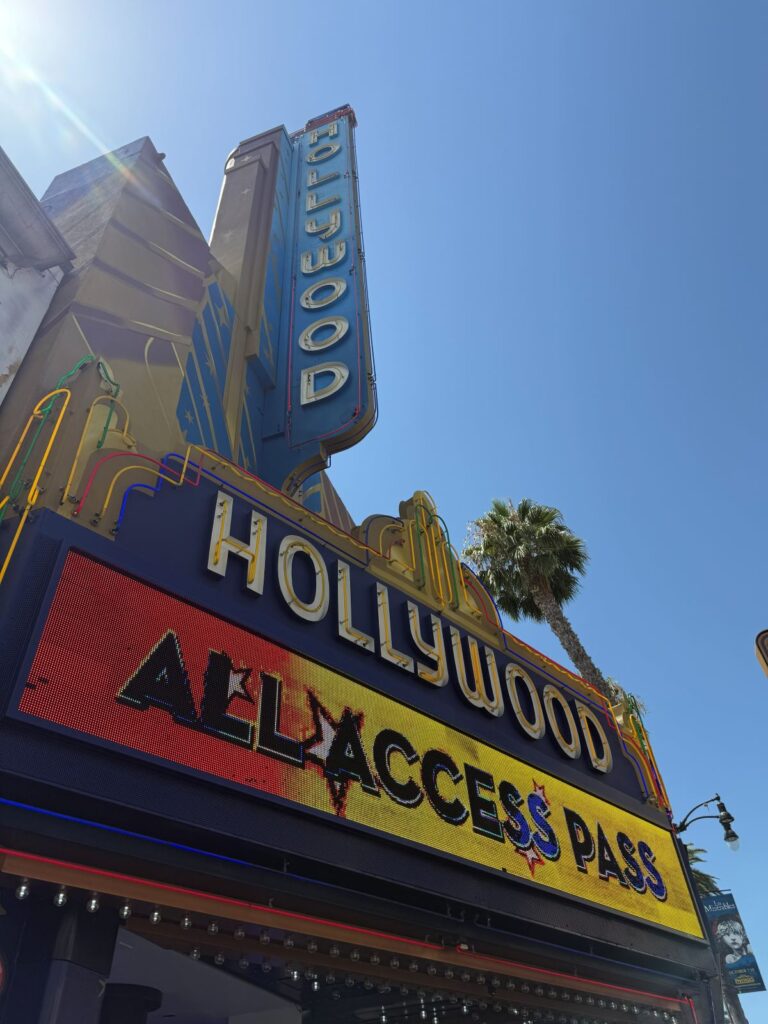 Le insegne al neon e i cartelloni lungo Hollywood Boulevard