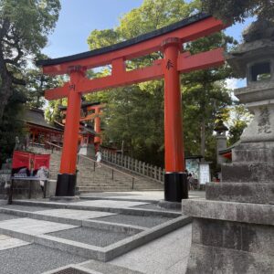Torii rosso allingresso di un santuario a Kyoto