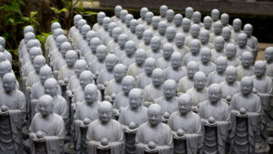 Hase-dera a Kamakura: la Statua di Kannon a Undici Teste e la Grotta di Benten