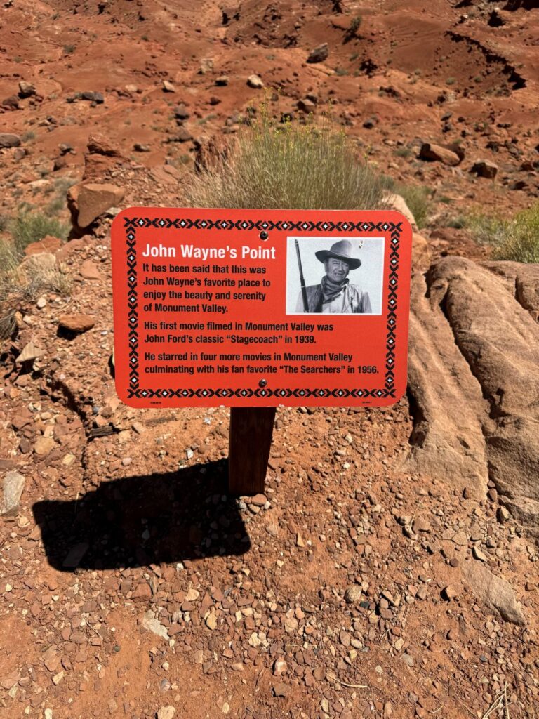 Il cartello rosso di John Wayne Point lungo la Valley Drive