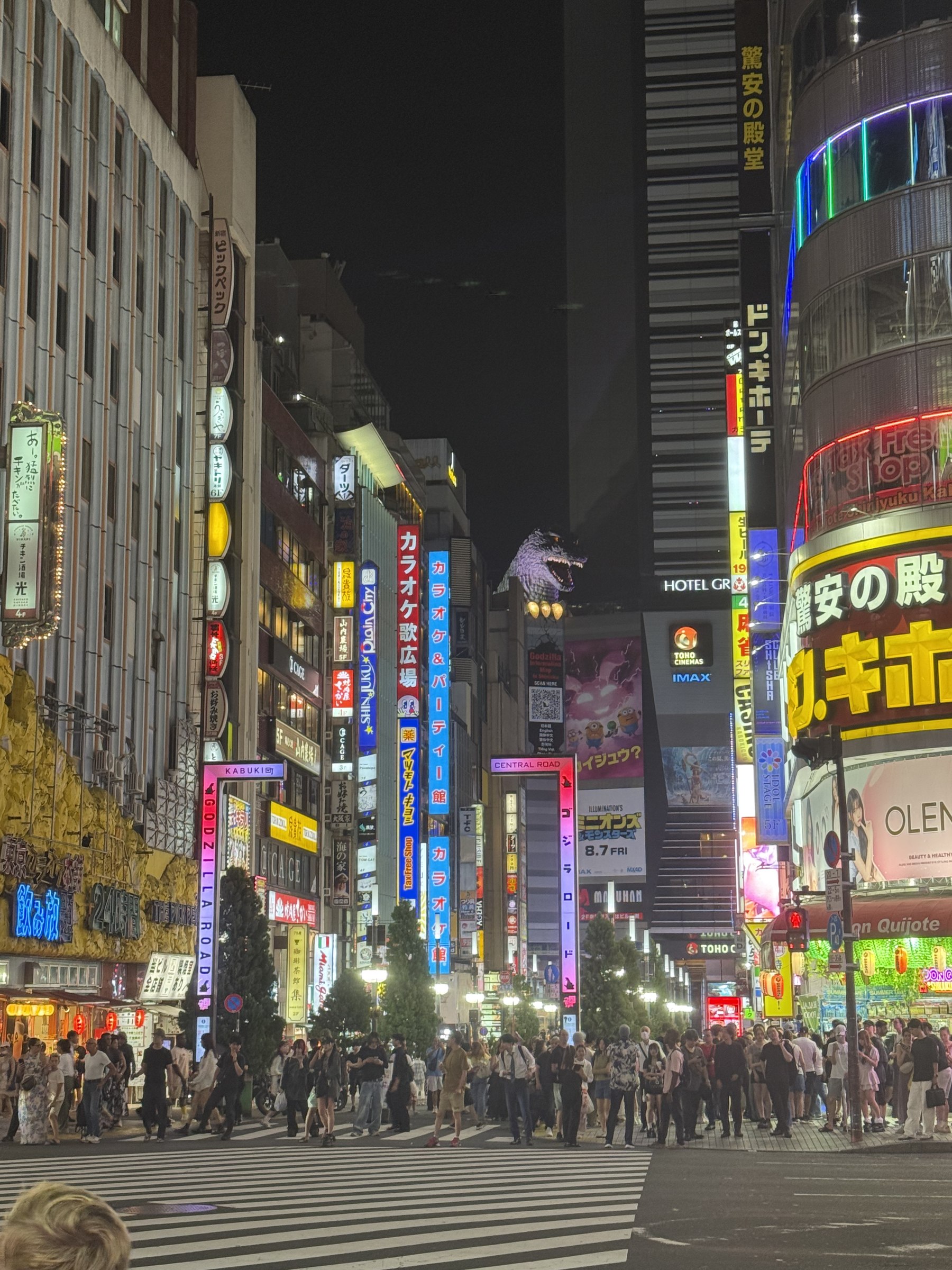 Insegne al neon di Kabukicho a Shinjuku con la testa di Godzilla sullo sfondo