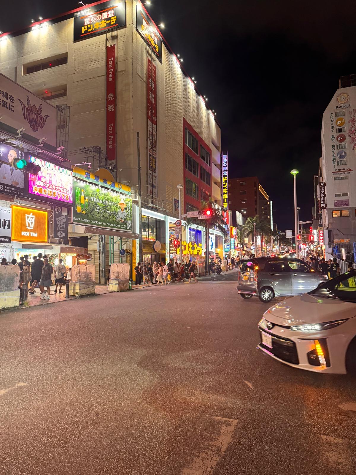 La via principale Kokusai-dori a Naha illuminata di notte