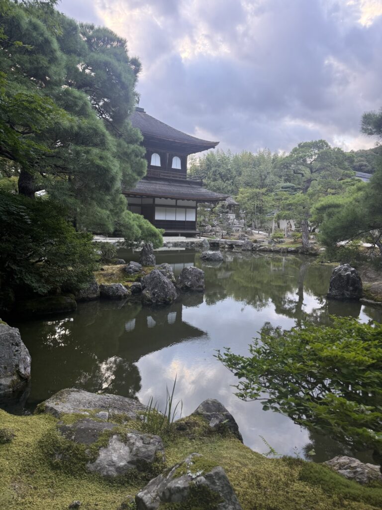 Laghetto con riflesso del Ginkaku-ji tra le rocce del giardino