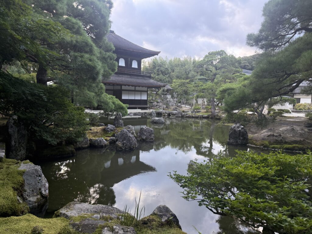 Giardino zen e laghetto del Ginkaku-ji con il padiglione sullo sfondo