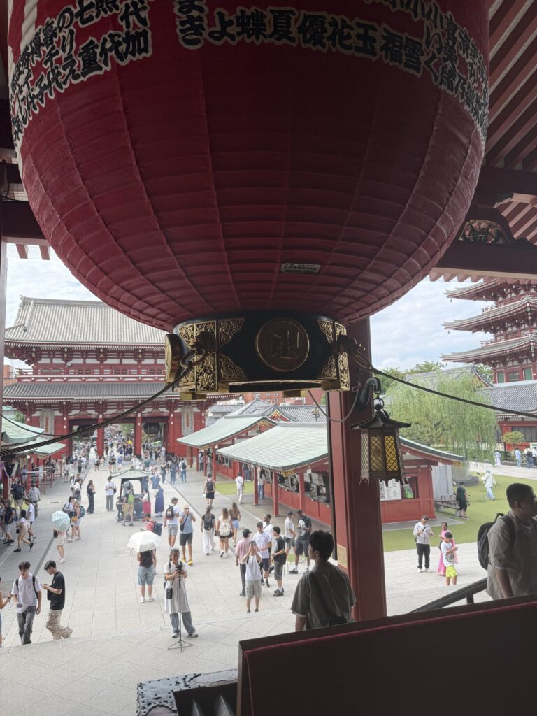 Grande lanterna rossa vista dallalto su Nakamise-dori