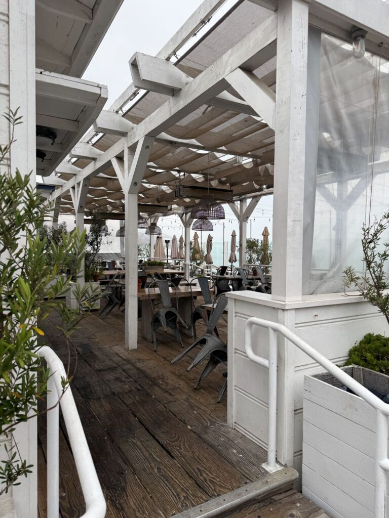 La terrazza in legno di un locale sul Malibu Pier