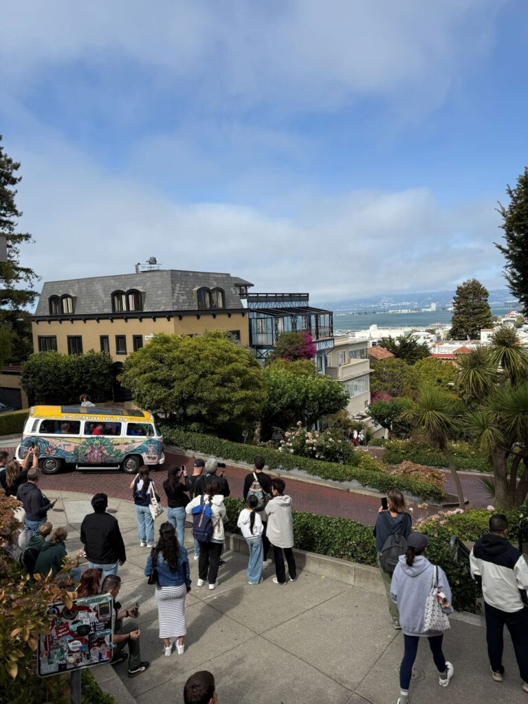 I tornanti fioriti di Lombard Street a San Francisco