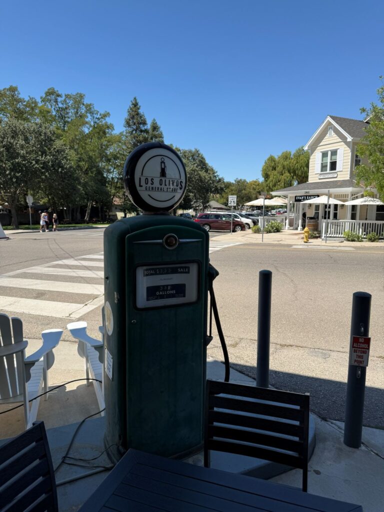 Una via tranquilla di Los Altos con una vecchia pompa di benzina