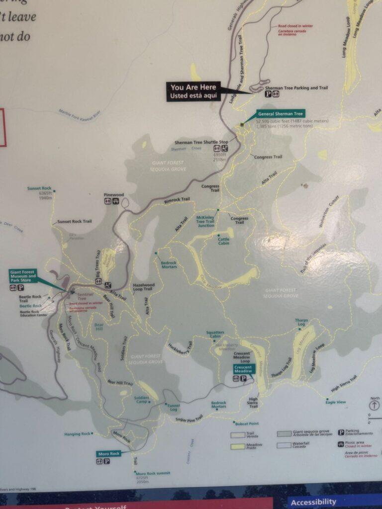 Il pannello con la mappa dei sentieri del Sequoia National Park