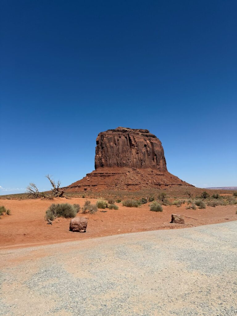 Merrick Butte isolata lungo la Valley Drive di Monument Valley