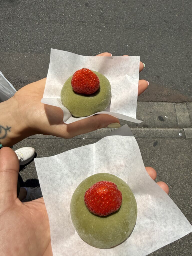 Mochi giapponese alla fragola tenuto in mano per strada a Kyoto
