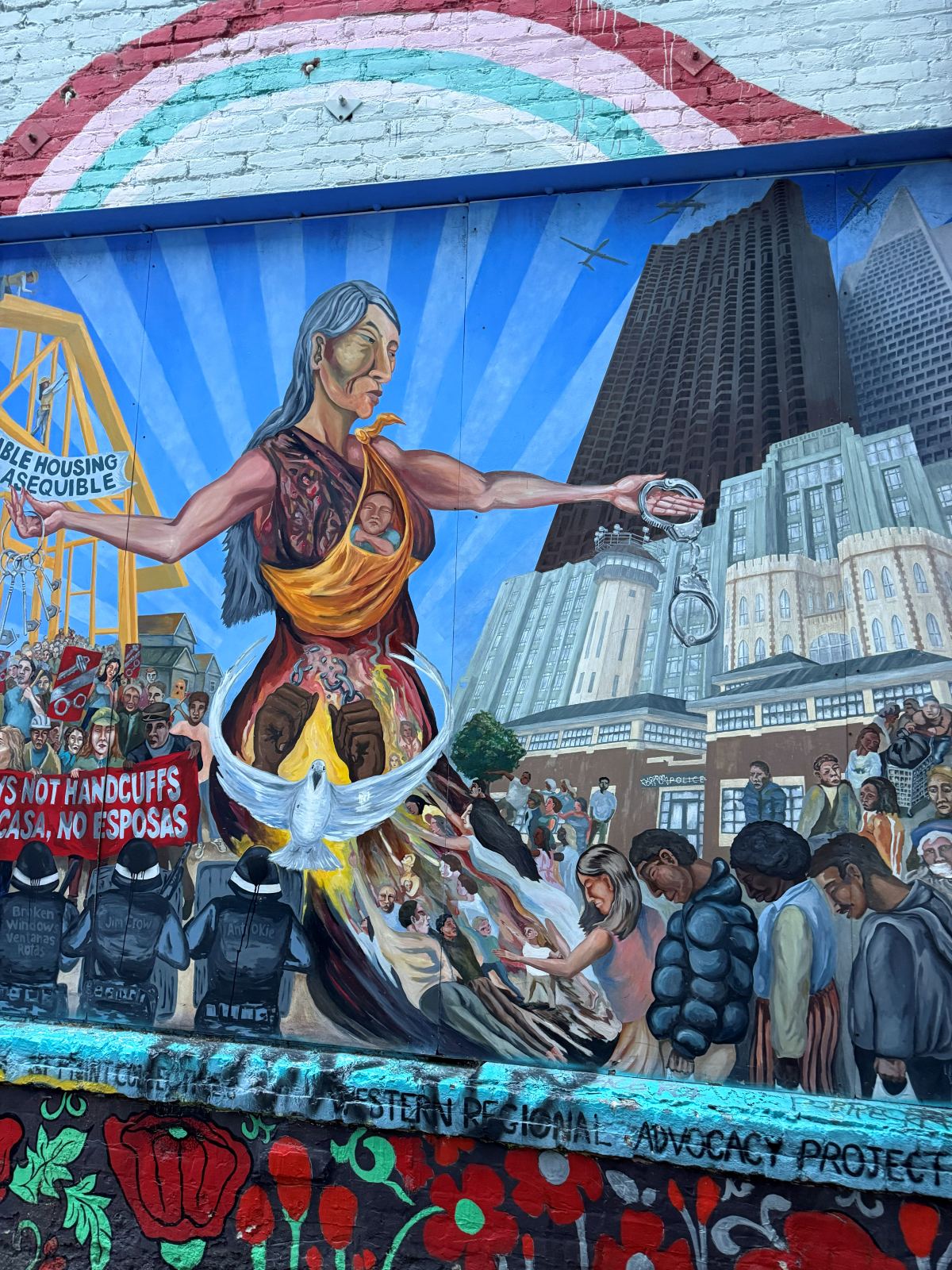 Grande murale politico su una parete del Mission District a San Francisco