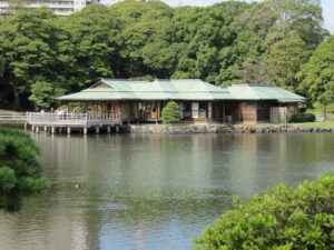 Hamarikyū: il Laghetto d’Acqua Salata e la Sala da Tè tra i Grattacieli di Tokyo