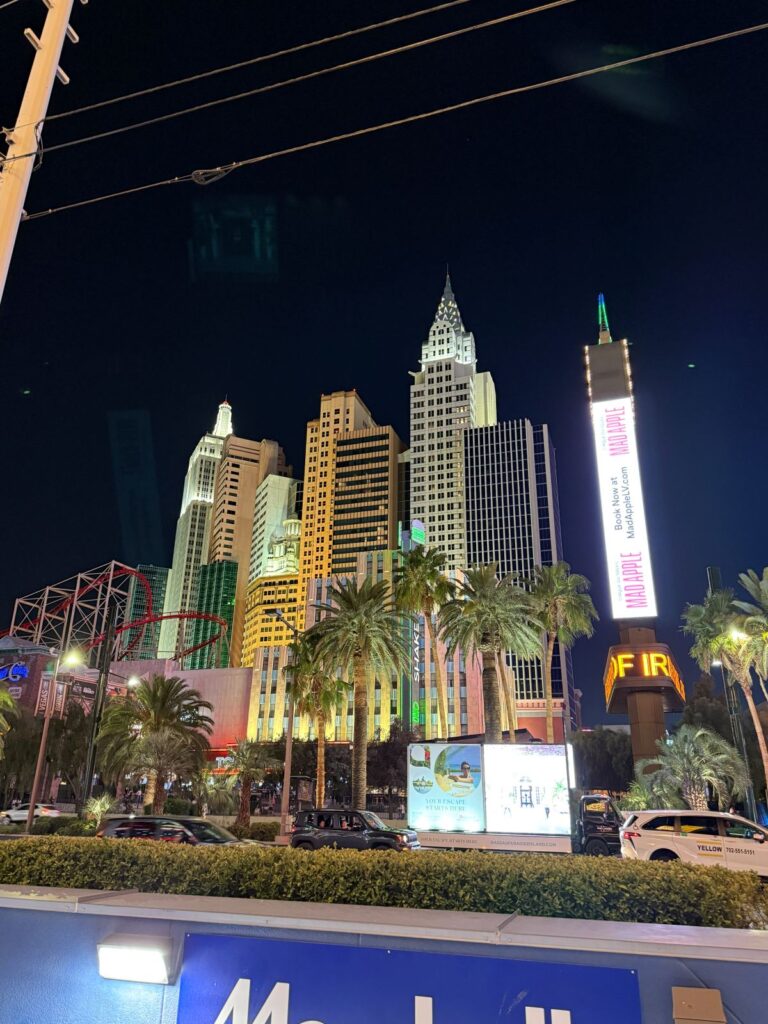 Lo skyline in miniatura del New York-New York illuminato di notte