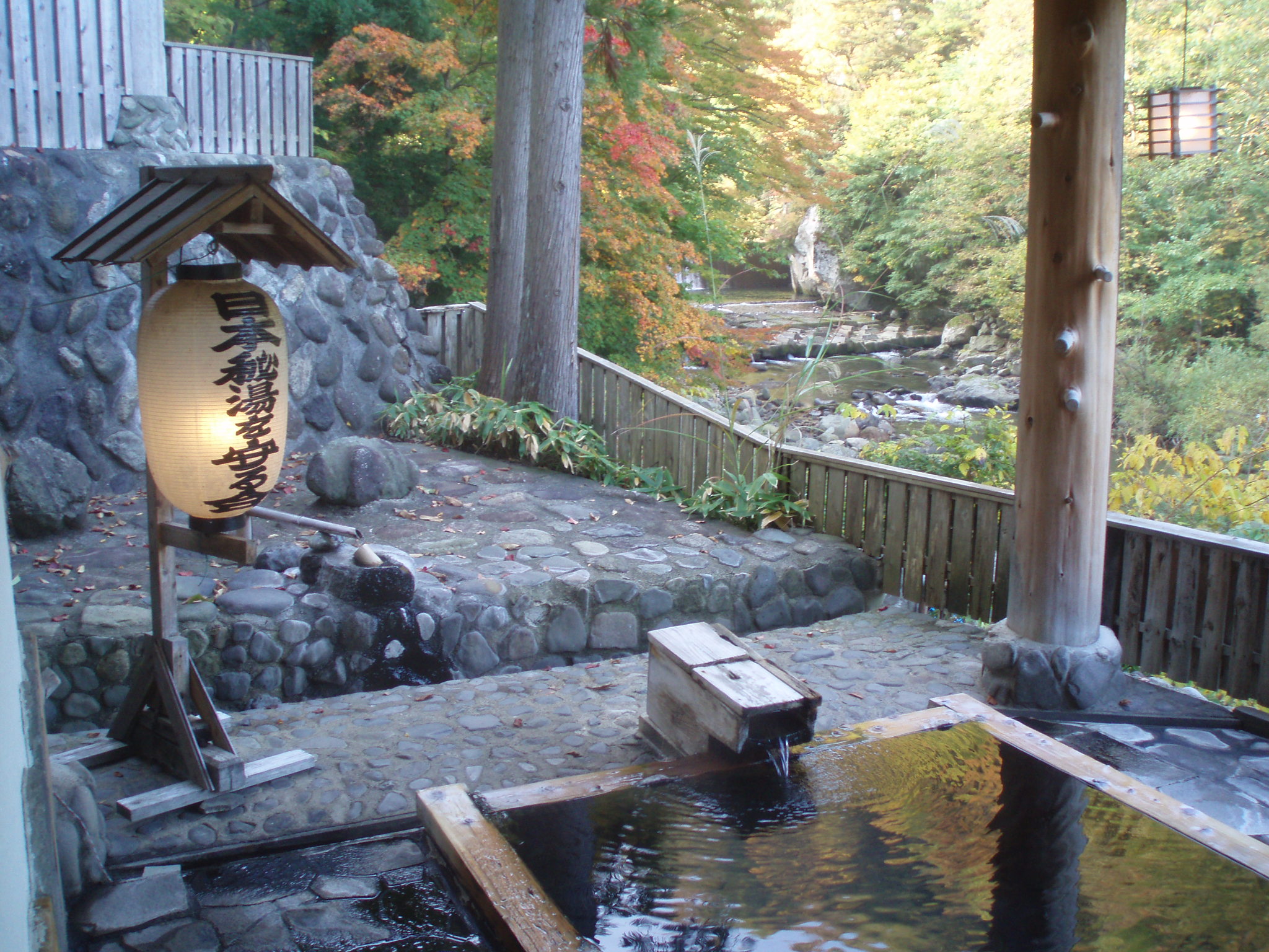 Vasca termale onsen all'aperto in Giappone