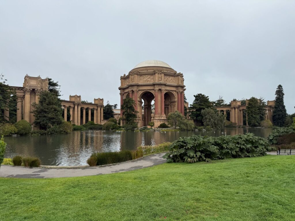 Il Palace of Fine Arts e il suo laghetto nel Marina District