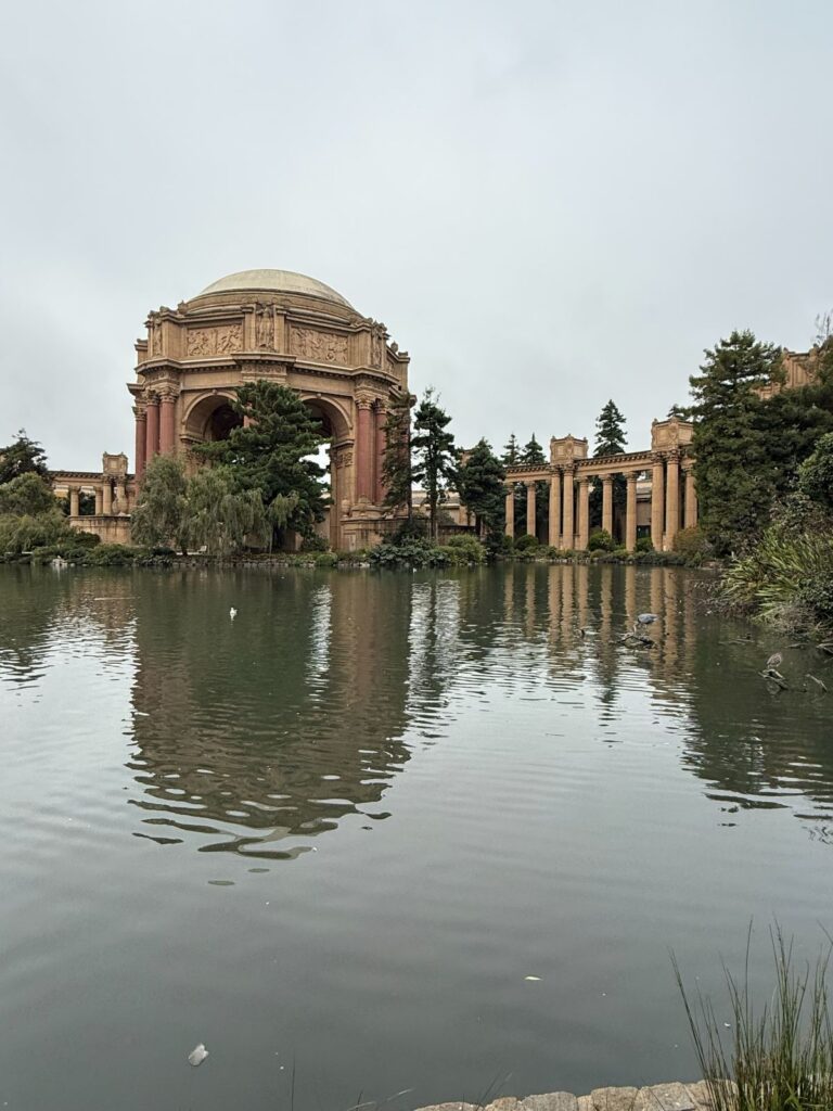 La rotonda del Palace of Fine Arts riflessa nel laghetto