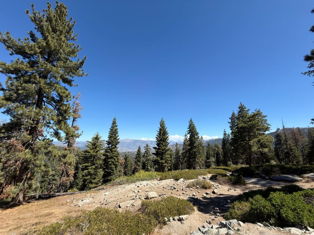 La vista sulle creste della Sierra Nevada dal Sequoia National Park