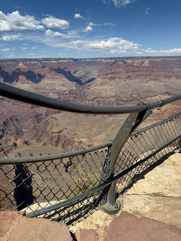 Il parapetto metallico di un punto panoramico affacciato sul Grand Canyon