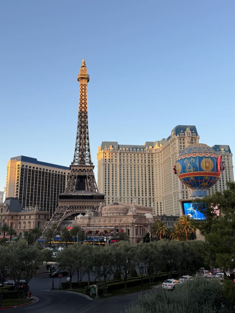 La Torre Eiffel del Paris Las Vegas e la mongolfiera al tramonto