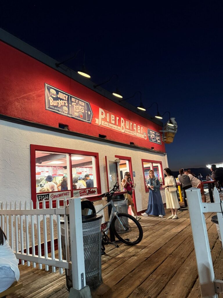 Il chiosco rosso di Pier Burger illuminato di notte sul molo