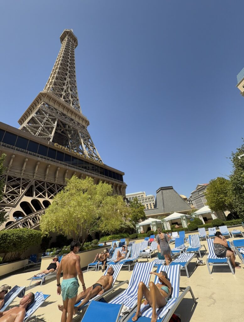 Persone in piscina sotto la Torre Eiffel del Paris Las Vegas