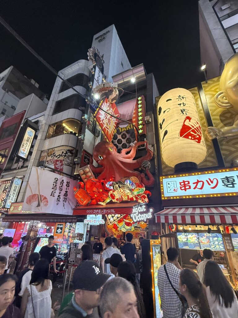 Grande insegna a forma di polpo su un ristorante di takoyaki a Dotonbori