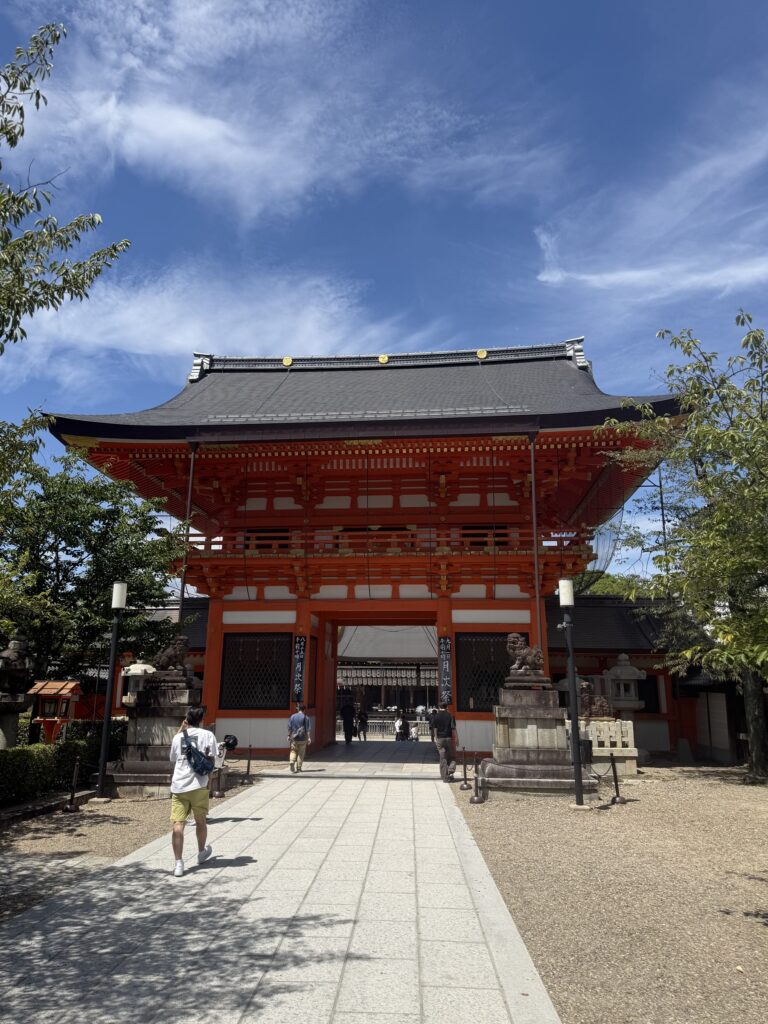 Portale rosso del santuario Yasaka-jinja a Gion