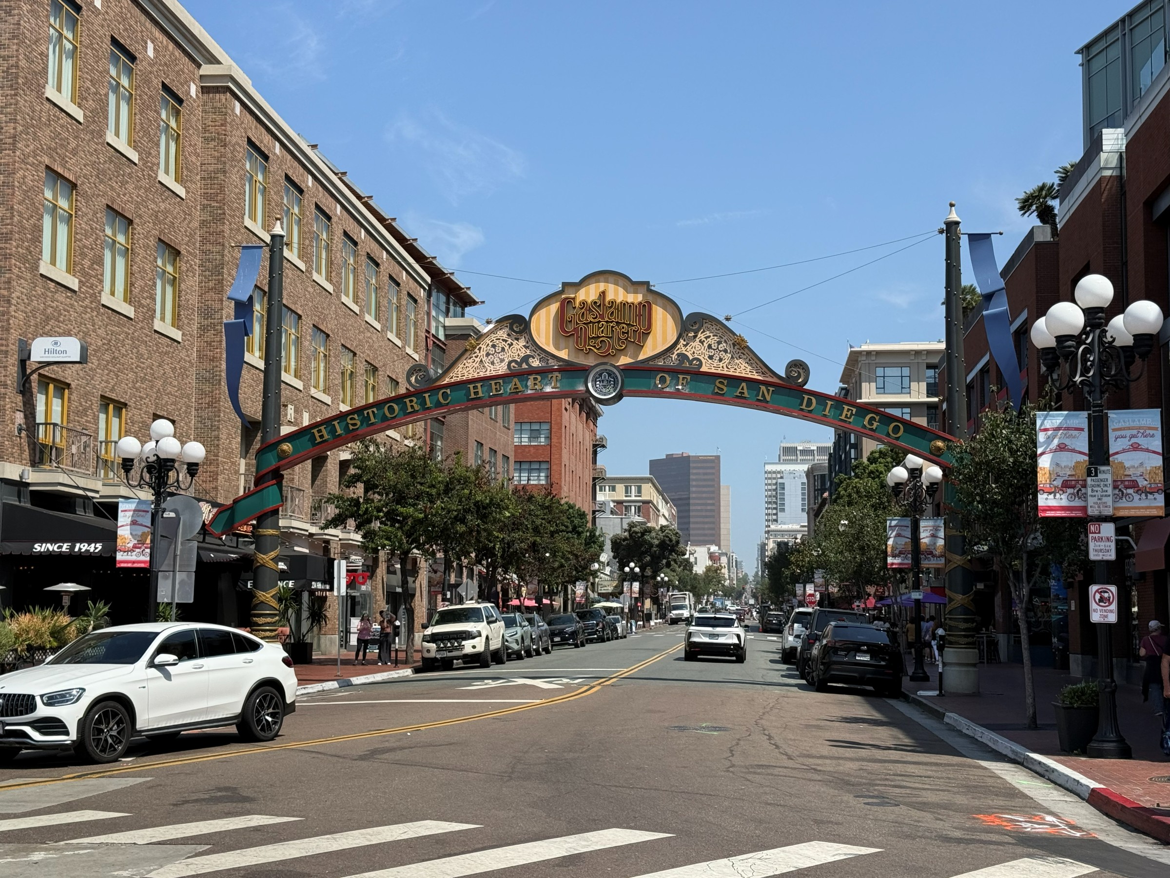 L'arco storico del Gaslamp Quarter a San Diego