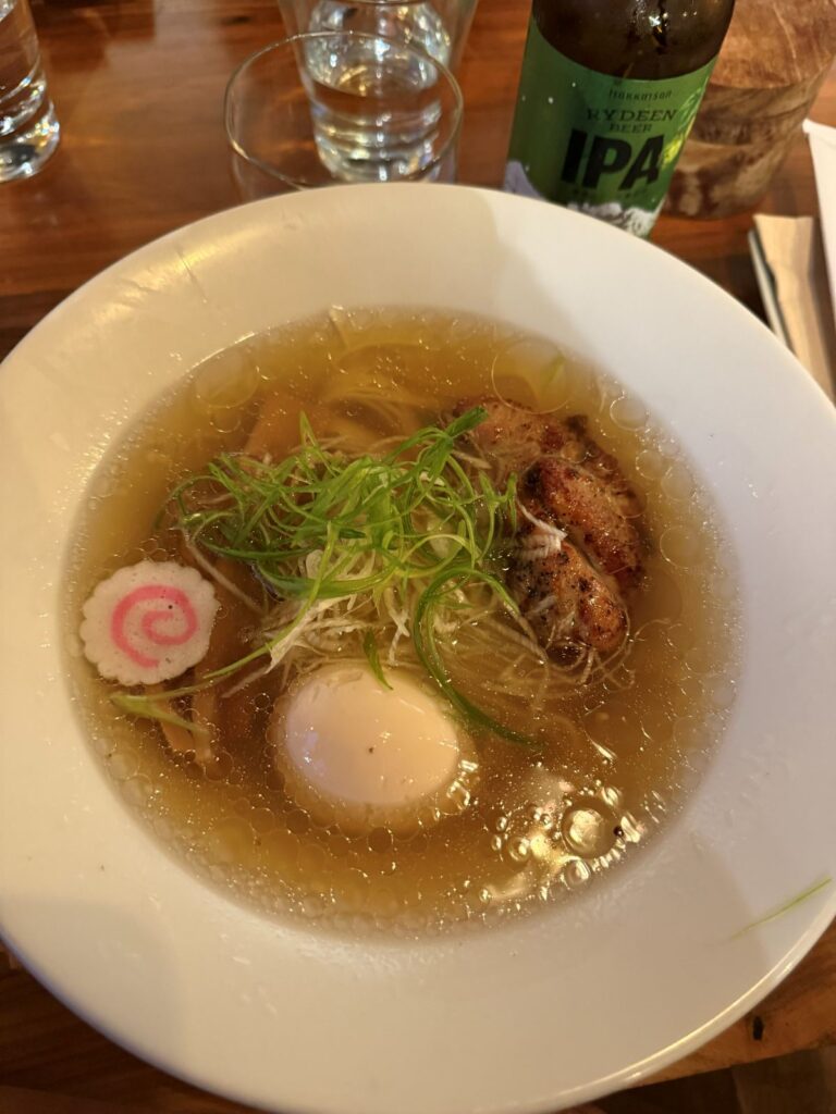Una ciotola di ramen con uovo marinato servita in un locale di San Francisco