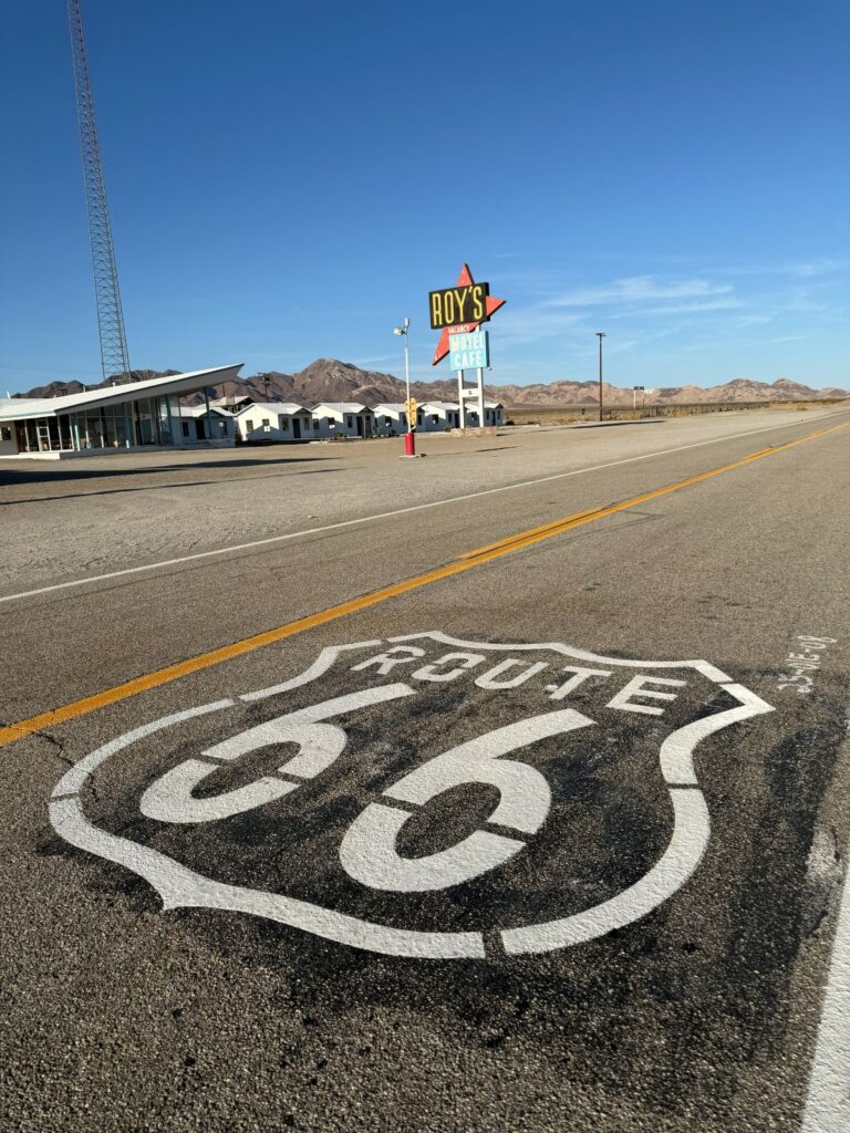 Lo scudo della Route 66 dipinto sull asfalto nel deserto del Mojave