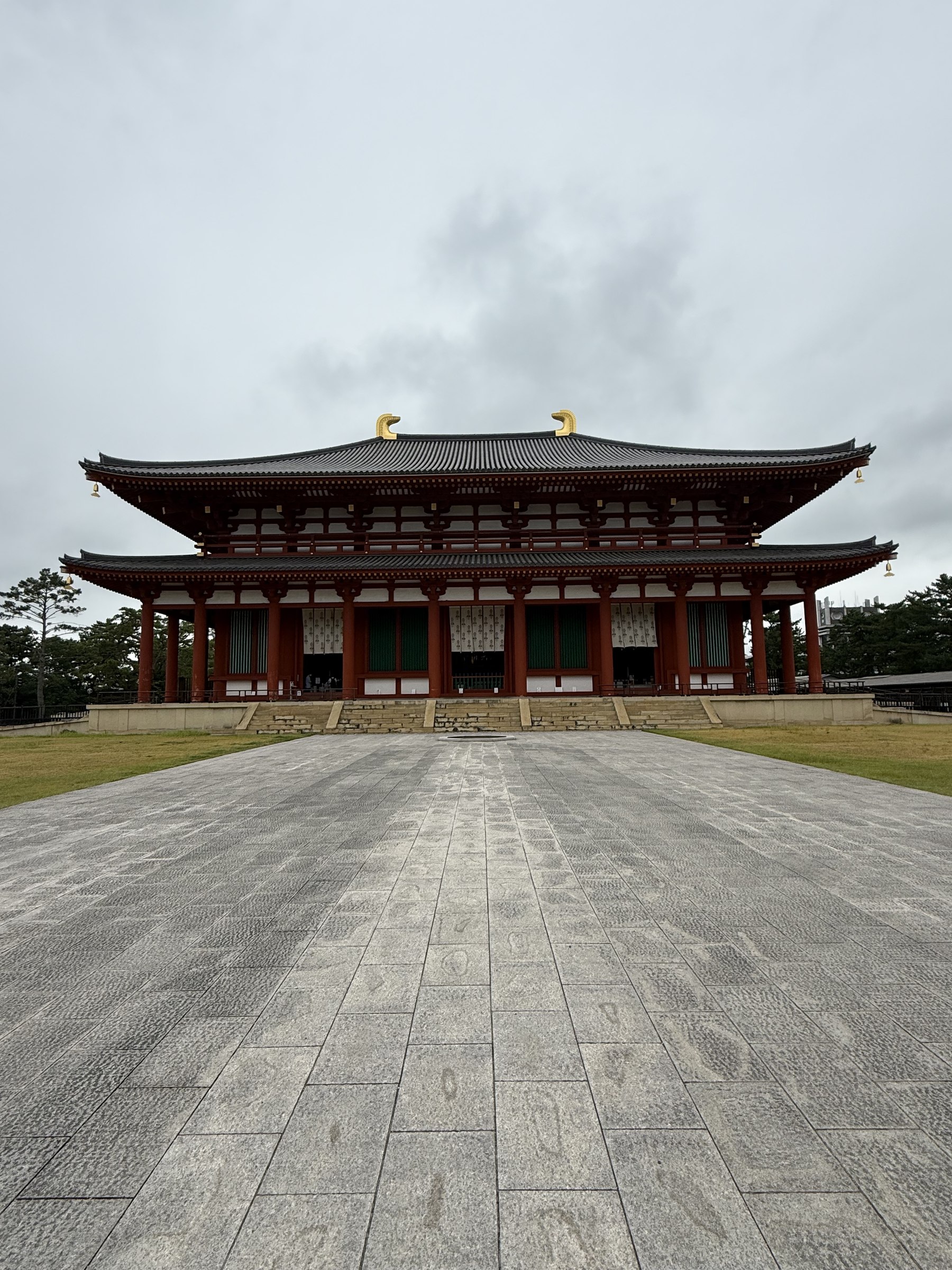 Vista frontale di una sala del tempio Kofuku-ji a Nara
