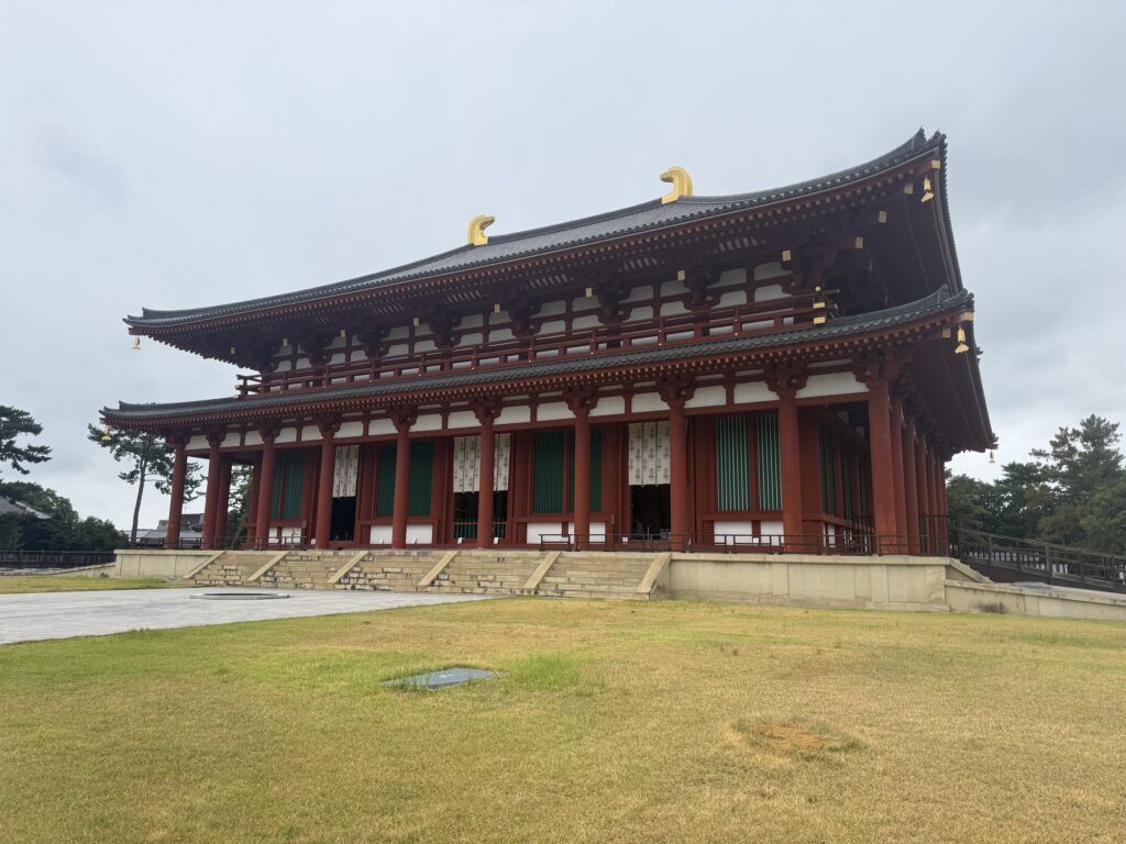 Vista laterale di una sala del tempio Kofuku-ji a Nara