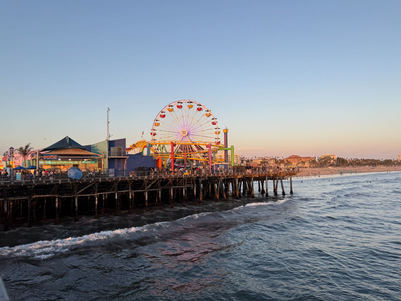 Il Santa Monica Pier con la ruota panoramica al tramonto