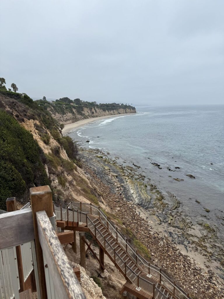La scalinata in legno che scende dalla scogliera alla spiaggia di Malibu