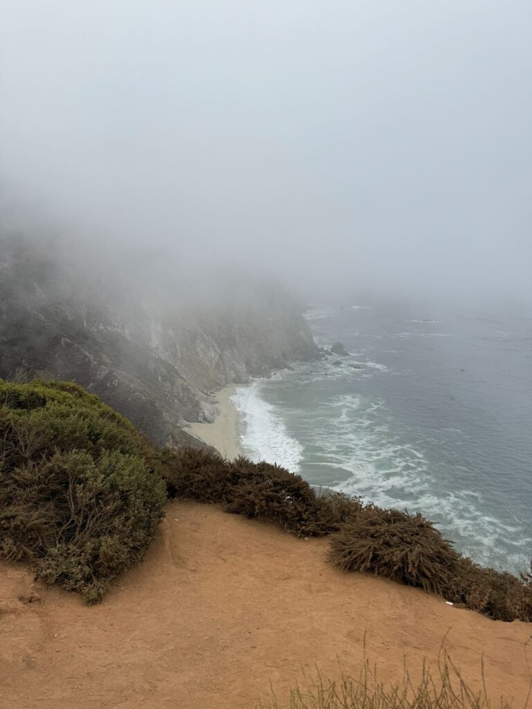 La scogliera a picco sul mare di Big Sur immersa nella nebbia