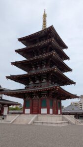 Kaiyukan e Shitennō-ji: l’Acquario e il Tempio Più Antico di Osaka