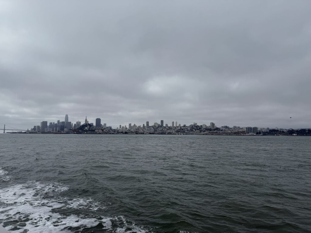 Lo skyline di San Francisco visto dal traghetto per Alcatraz
