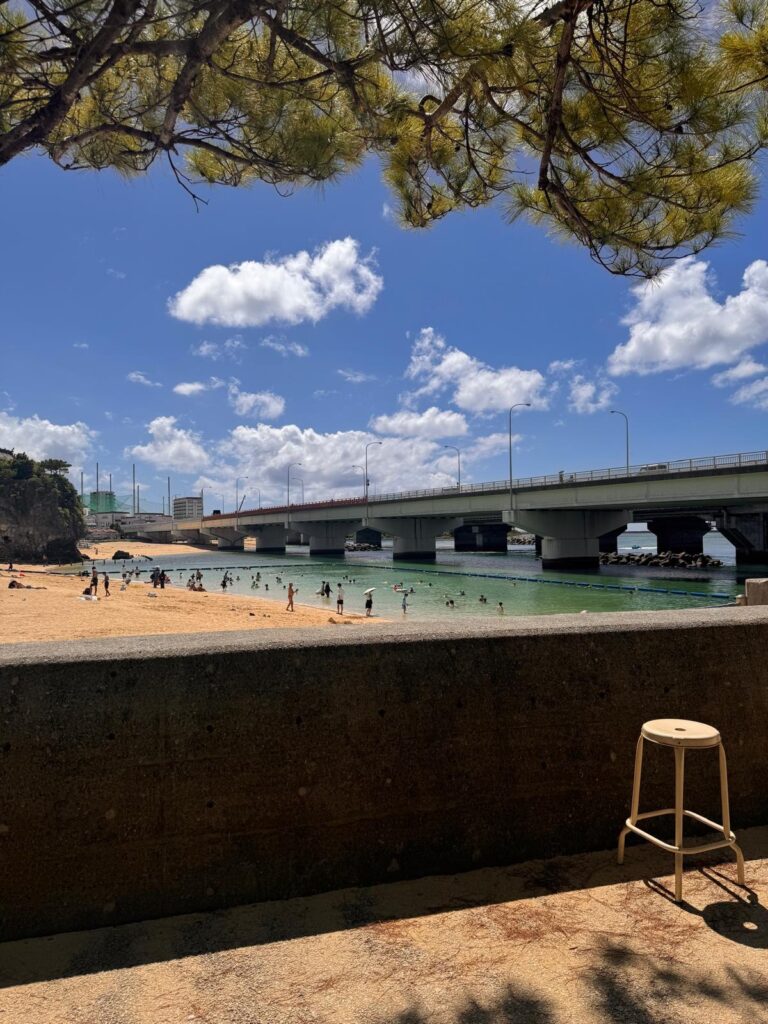 Spiaggia con ponte sullo sfondo a Naha, Okinawa