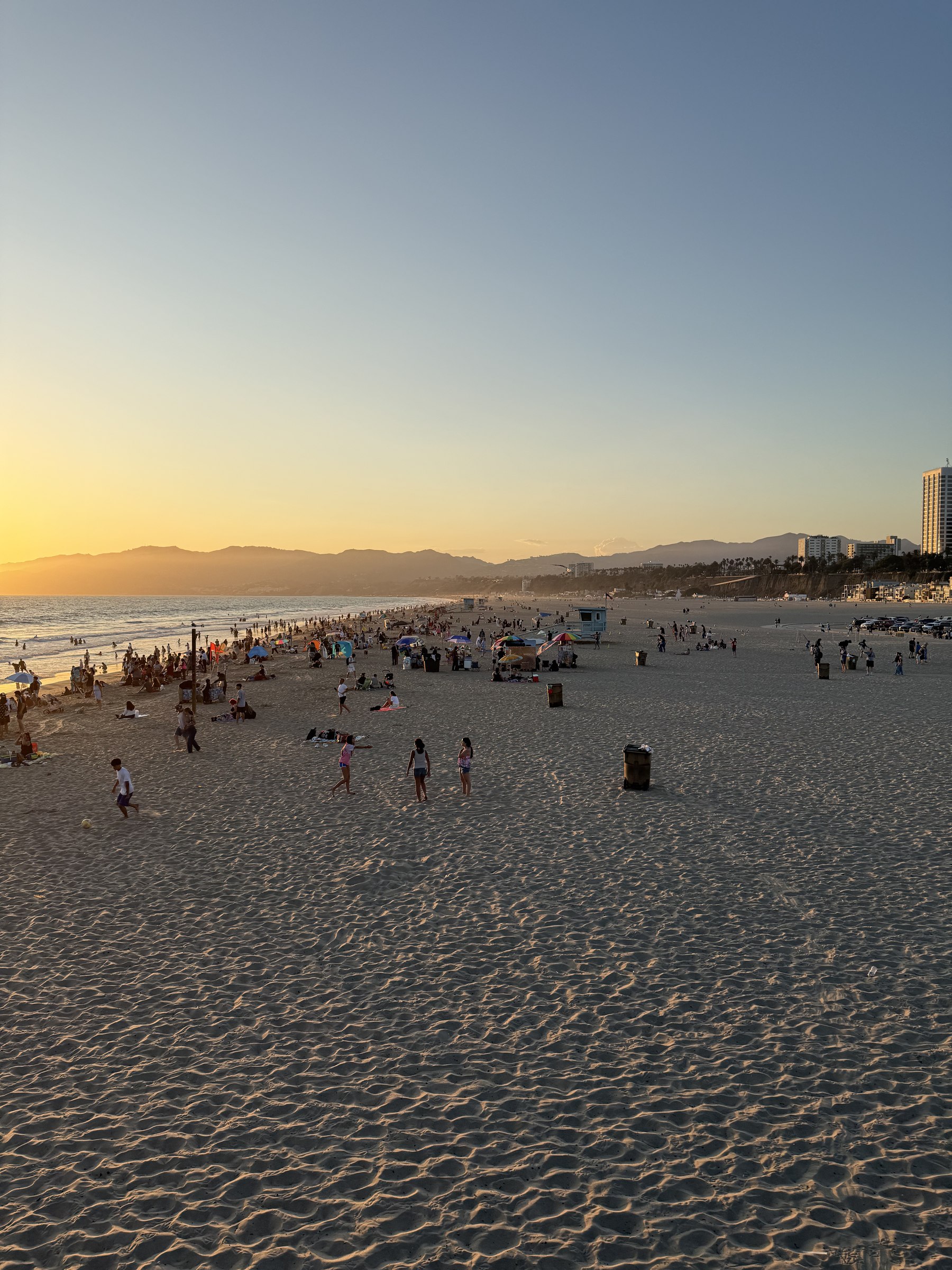 Ampia veduta della spiaggia di Santa Monica al tramonto